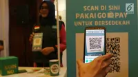 Proses scan QR Code melalui dompet digital Go-Pay saat peluncuran kerja sama strategis pemberdayaan ekonomi umat berbasis digital di Jakarta (16/7/2019). Kerja sama Gojek, Go-Pay, dan NU Care-LazisNU diharapkan dapat memudahkan 90 juta warga NU dalam bersedekah. (Liputan6.com/Angga Yuniar)
