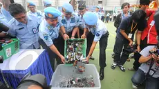 Kakanwil Kemenkumham DKI Jakarta, Rusdianto tampak ikut menceburkan ribuan hp yang disita sebagai bagian usaha memutus jaringan narkoba di rutan (Liputan6.com/Herman Zakharia)