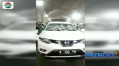 Nampak salah satu pengemudi ojek online itu menaiki mobil korban untuk melerai aksi anarkistis rekan-rekannya.