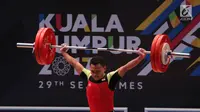 Lifter Indonesia Eko Yuli Irawan saat berlaga dalam cabang angkat besi putra nomor 62 kg SEA Games 2017 Kuala Lumpur, Malaysia, Senin (28/8). Eko Yuli kalah bersaing dengan lifter Vietnam, Trịnh Văn Vinh. (Liputan6.com/Faizal Fanani)