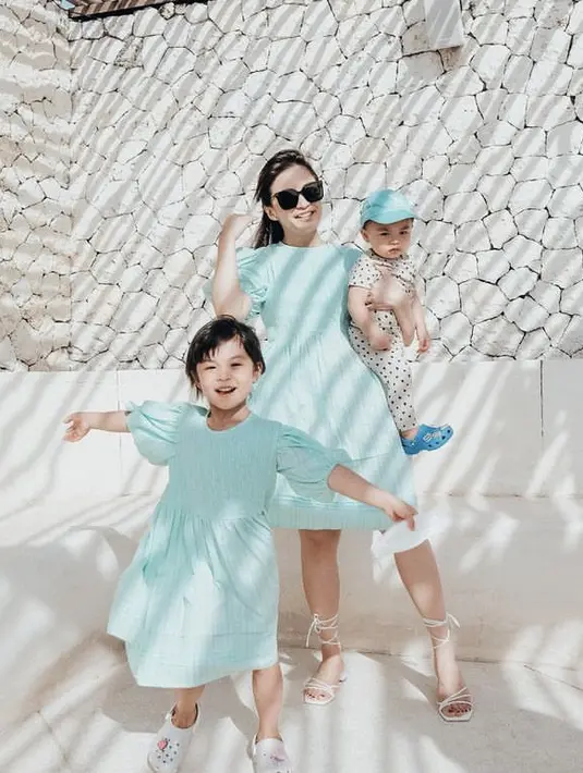 <p>Dress baby blue lengan puff juga dikenakan oleh keduanya. Bahan dari warna alas kaki serupa, Chelsea dengan heels bertali putih, sedangkan Natusha dengan sepatu Crocs putihnya.</p>