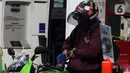 Pengendara mengisi bahan bakar minyak (BBM) ke dalam kendaraannya di sebuah SPBU di Jakarta, Kamis (31/3/2022). PT Pertamina (Persero) akan memberlakukan tarif baru BBM jenis Pertamax menjadi Rp 12.500 pada 1 April 2022. (Liputan6.com/Herman Zakharia)