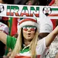 Suporter Iran saat menyaksikan laga melawan Portugal pada laga Piala Dunia di Stadion Mordovia, Rusia, Senin (25/6/2018). Iran bermain imbang 1-1 dengan Portugal. (AFP/Filippo Monteforte)
