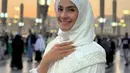 Maudy juga mengenakan mukena putih dengan lace pada bagian tudung. Dipadukan inner ciput warna senada. [@maudykoesnaedi]