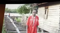 Mama Efa, nama Tese Tewes di Kampung Saa Er, Distrik Sawerma, Kabupaten Asmat, Papua, menjadi sosok utama dalam film dokumenter tentang perempuan Papua. (Liputan6.com/Dinny Mutiah)