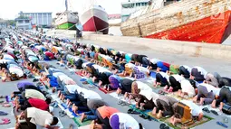 Umat muslim bersujud menjalankan Salat Idul Adha 1438 H di kawasan Pelabuhan Sunda Kelapa, Jakarta, Jumat (1/9). Setelah menjalankan salat, umat muslim melakukan penyembelihan hewan kurban. (Liputan6.com/Helmi Afandi)