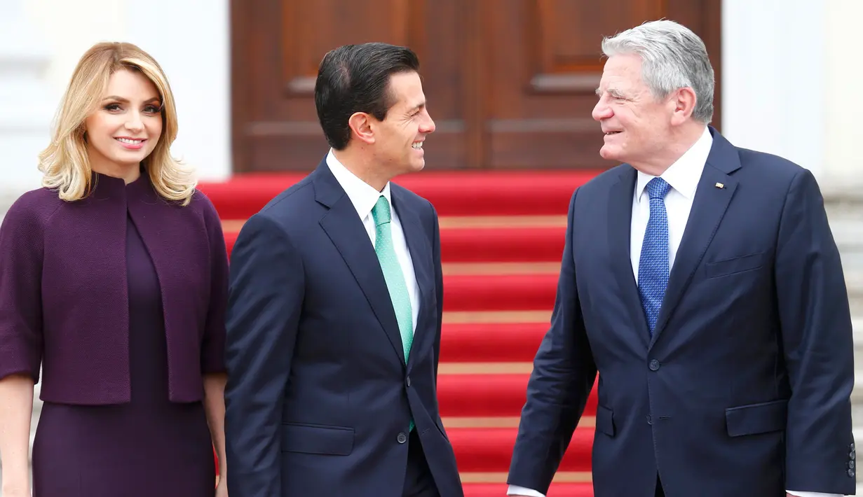 Presiden Meksiko Enrique Pena Nieto (tengah) bersama istri saat disambut Presiden Jerman Joachim Gauck di Berlin, Jerman, 11 April 2016. Kecantikan Istri Presiden Meksiko Tersebut menghipnotis para media. (REUTERS / Hannibal Hanschke)