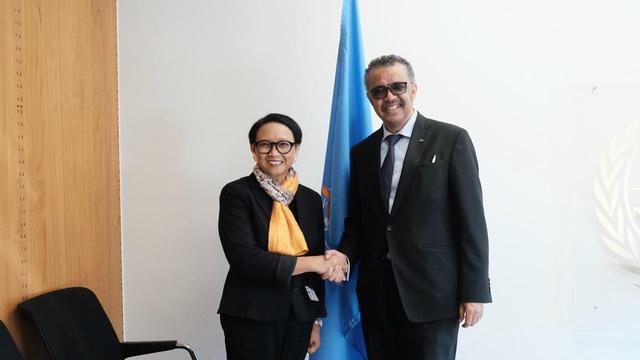 Menlu RI, Retno Marsudi bersama Dirjen WHO, Tedros Adhanom Ghebreyesus di Jenewa, Swiss (Foto: Kementrian Luar Negeri RI via: Kemlu.go.id)