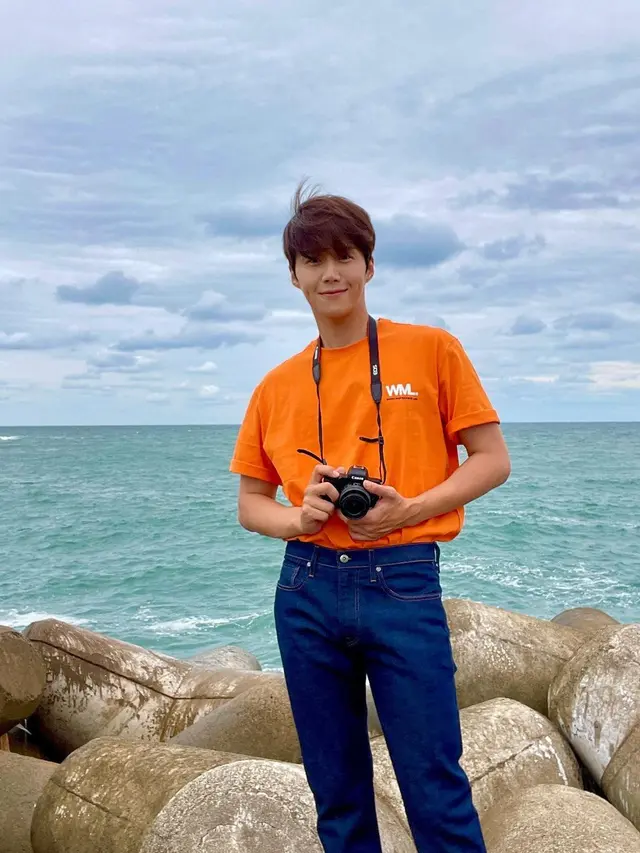 Pesona Kim Seon Ho Saat Kenakan Kaos Oblong yang Bikin Melting