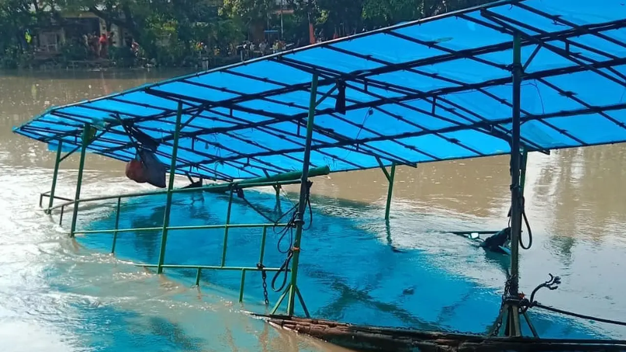 Sebuah perahu penyeberangan tenggelam di Sungai Karangpilang, Kebraon, Surabaya. (Dian Kurniawan/Liputan6.com)