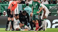 Saudi Arabia's midfielder Salem Al-Dawsari receives medical treatment during the Qatar 2022 World Cup match between Saudi Arabia and Mexico on Nov. 30. (Karim Jaafar/AFP)