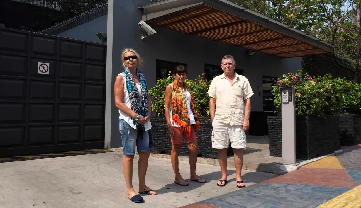 Turis Prancis, Jean Marc Pareja dan istrinya, Pascale (tengah) serta temannya Joelle Girey berada di sebuah hotel di Jakarta, Kamis (4/10). Mereka tengah melakukan perjalanan di Sulawesi ketika gempa dan tsunami melanda Palu. (AFP/Dewi Nurcahyani)