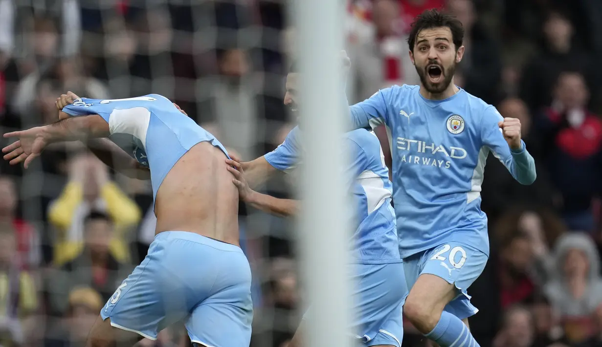 Hingga laga usai skor 2-1 bertahan untuk kemenangan Manchester City yang makin nyaman berada di puncak klasemen dengan mengumpulkan 53 poin. (AP/Matt Dunham)