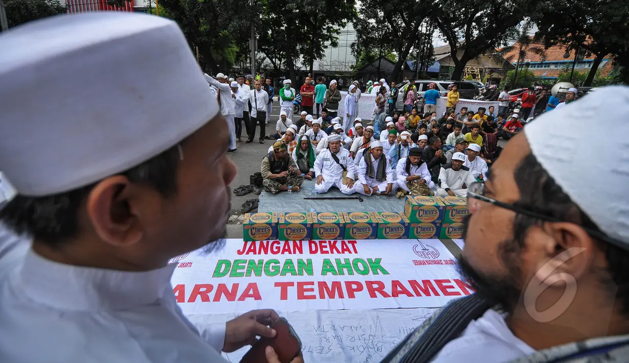 Sejumlah Massa saat melakukan aksi di depan Gedung DPRD DKI Jakarta, Selasa (24/3/2015). Dalam aksinya, mereka meneriakkan dukungan terhadap hak angket DPRD DKI Jakarta. (Liputan6.com/Faizal Fanani)