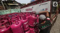 Pekerja menata tabung gas elpiji di salah satu agen di Rawasari, Jakarta, Selasa (12/7/2022). Ditengah kenaikan harga gas LPG nonsubsidi seperti Bright Gas dan tabung elpiji 12 kg, Manajemen PT Pertamina Patra Niaga memastikan harga untuk LPG subsidi 3 kg tidak mengalami kenaikan atau tetap. (Liputan6.com/Faizal Fanani)