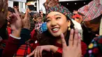 Seorang wanita anggota komunitas adat Gurung menari mengenakan pakaian tradisional saat mengikuti upacara perayaan Tahun Baru 'Tamu Lhosar' di Kathmandu, Nepal (30/12/2022). Acara itu digelar untuk menyambut pergantian tahun. (AFP/Prakash Mathema)