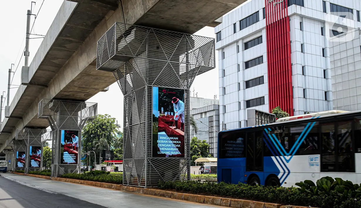 Bus TransJakarta melintas di bawah Stasiun MRT Haji Nawi, Jakarta, Minggu (4/10/2020). PT Mass Rapid Transit atau MRT Jakarta menyiapkan sejumlah pilar jalur MRT sebagai media iklan untuk mengembangkan bisnis di luar pendapatan tiket atau non-farebox. (Liputan6.com/Faizal Fanani)