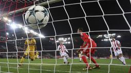 Gelandang Juventus, Juan Cuadrado, mencetak gol ke gawang Olympiakos pada laga Liga Champions di Stadion Georgios Karaiskakis, Rabu (6/12/2017). Juventus menang 2-0 atas Olympiakos. (AP/Thanassis Stavrakis)