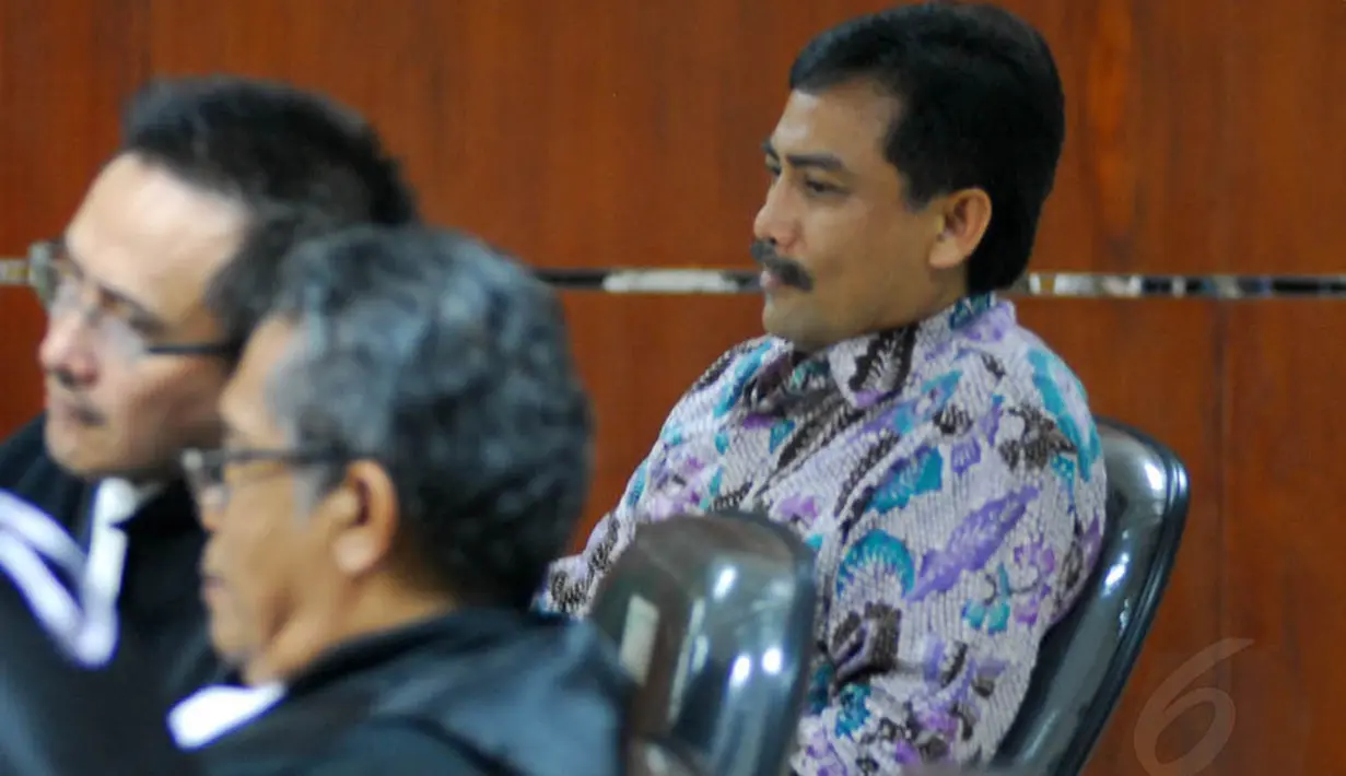 Di persidangan, Choel Mallarangeng mengaku khilaf dan menyesal menjerumuskan sang kakak, Andi Mallarangeng, Senin (19/5/14). (Liputan6.com/Miftahul Hayat) 