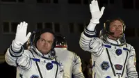 Astronot AS Scott (kiri) dan kosmonot Rusia, Gennady Padalka sebelum berangkat menuju ISS (foto: dok VOA).