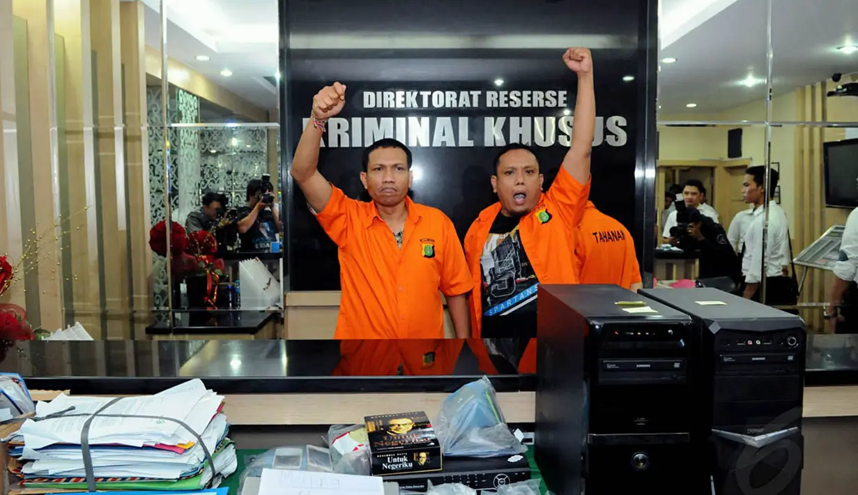 Tiga admin twitter @TrioMacan2000 sebelum rilis perkara di Mapolda Metro Jaya, Jakarta, Senin (3/11/2014). (Liputan6.com/Andrian M Tunay)