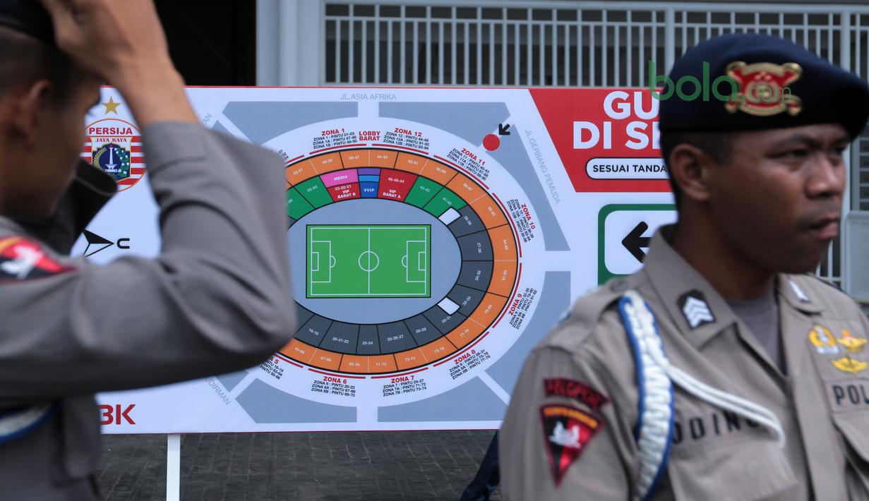 Personel Polisi berjaga jelang Laga grup H Piala AFC 2018 di Stadion Utama GBK, Senayan, Jakarta (28/2/2018). Laga ini mempertemukan Persija dan Tampines Rovers.. (Bola.com/Nick Hanoatubun)