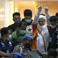 M Rizieq Shihab (tengah) digiring petugas saat meninggalkan gedung Ditreskrimum Polda Metro Jaya, Jakarta, Minggu dini hari (13/12/2020). Rizieq Shihab ditahan setelah menjalani pemeriksaan sebagai tersangka penghasutan dan kerumunan di tengah pandemi COVID-19. (Liputan6.com/Helmi Fithriansyah)
