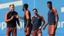 Pemain Barcelona, Ivan Rakitic, berbincang dengan Samuel Umtiti, saat latihan jelang laga final Copa del Rey di Joan Gamper, Barcelona, Jumat (20/4/2018). Barcelona akan berhadapan dengan Sevilla. (AFP/ Lluis Gene)