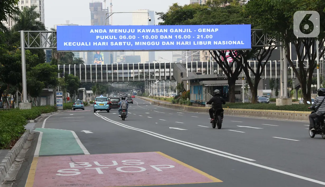 Pengendara memasuki kawasan aturan ganjil-genap, Jalan Jenderal Sudirman, Jakarta, Sabtu (6/6/2020). Pemprov DKI Jakarta mengeluarkan Pergub nomor 51 Tahun 2020 yang didalamnya mengatur pembatasan kendaraan dengan rekayasa ganjil-genap untuk sepeda motor dan mobil. (Liputan6.com/Helmi Fithriansyah)