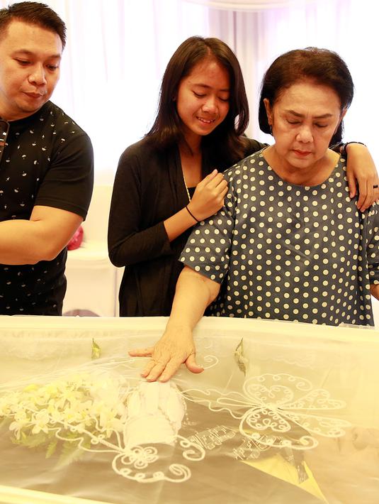 Suasana Rumah Duka Ireng Maulana - Photo Fimela.com