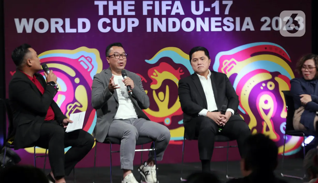 CEO VIP (Visual Indomedia Produksi) Indra Yudhistira (kedua kiri), Menteri BUMN Erick Thohir (kedua kanan), Direktur Programming SCM Harsiwi Achmad (kanan) memberikan keterangan saat konferensi pers SCM Grup Official Broadcater FIFA U-17 World Cup Indonesia 2023 di Hall Lantai 8 SCTV Tower, Jakarta, Selasa (3/10/2023). (Liputan6.com/Faizal Fanani)