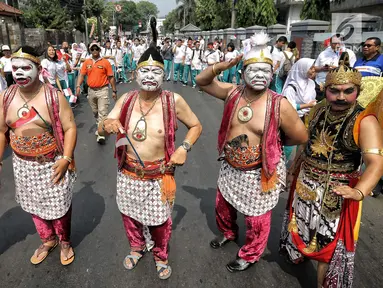 Wayang orang sambut obor Asian Games 2018 yang melintas di RSPAD Gatot Subroto - Hotel Borobudur Jakarta, Kamis (16/8). Pawai obor yang memasuki hari kedua dimulai dari Balai Kota DKI Jakarta dan berakhir di Gor Sunter.(Liputan6.com/Faizal Fanani)