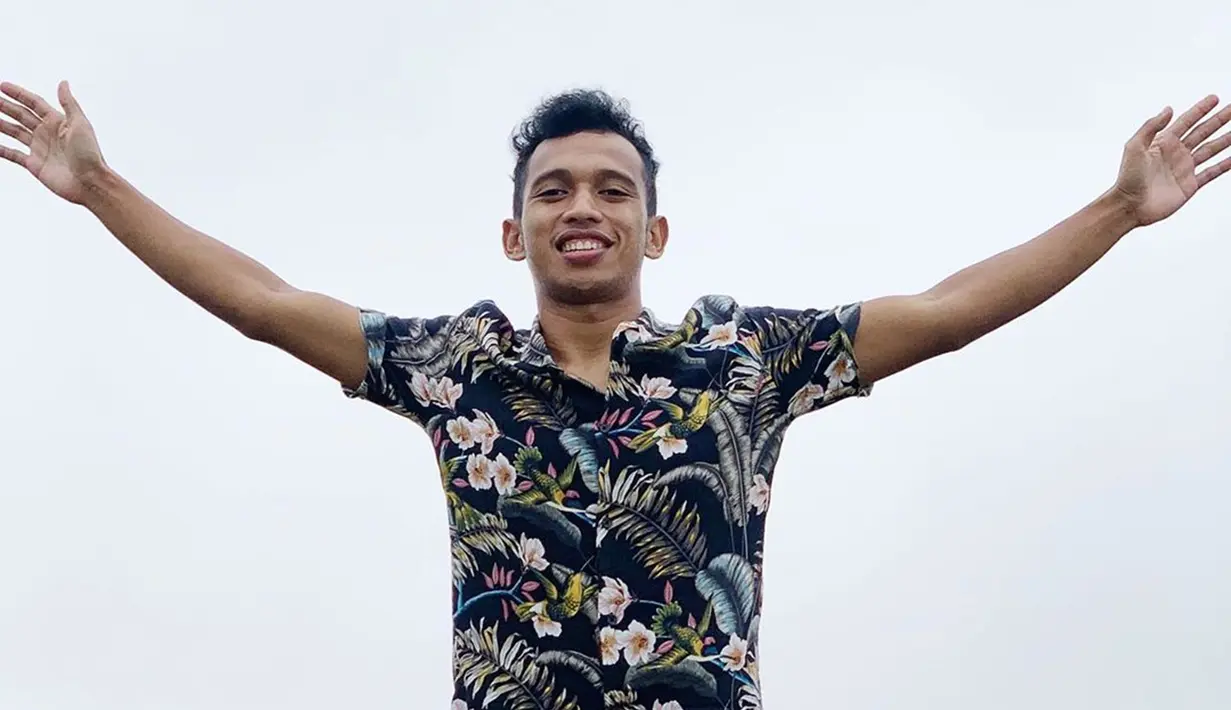 Irfan Jaya, pemain bernomor punggung satu memang kerap bergaya santai saat sedang berada di luar lapangan. Gaya santainya dengan mengenakan kemeja tropical ini membuat Irfan Jaya semakin keren. (Liputan6.com/IG/@irfanjayaij41)