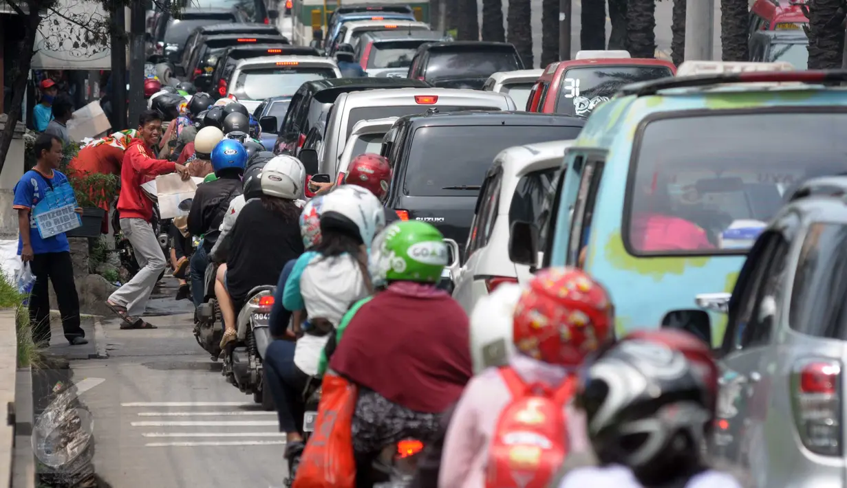Sejumlah Kendaraan terjebak Macet R. M Harsono Kawasan Ragunan, Jakarta, Jumat (6/5).Kepadatan juga ditambah dengan wisatawan dari luar Jakarta. (Liputan6.com/Helmi Afandi)