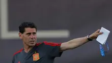 Pelatih baru timnas Spanyol, Fernando Hierro memberi isyarat selama sesi latihan skuatnya di Krasnodar, Rusia, Rabu (13/6). Hierro resmi ditunjuk Federasi Spanyol menggantikan posisi Julen LLopetegui yang dipecat H-1 jelang Piala Dunia (AP/Manu Fernandez)