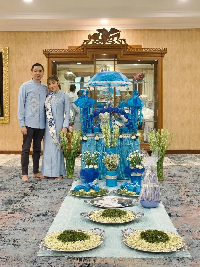 Gaya Ayu Dewi di Pengajian 40 Hari Nenek Suami, Tampil Unik dengan Gaun Sentuhan Kebaya Janggan