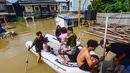 Banjir dengan ketinggian mencapai 180cm terjadi akibat luapan Kali Angke. (merdeka.com/Arie Basuki)