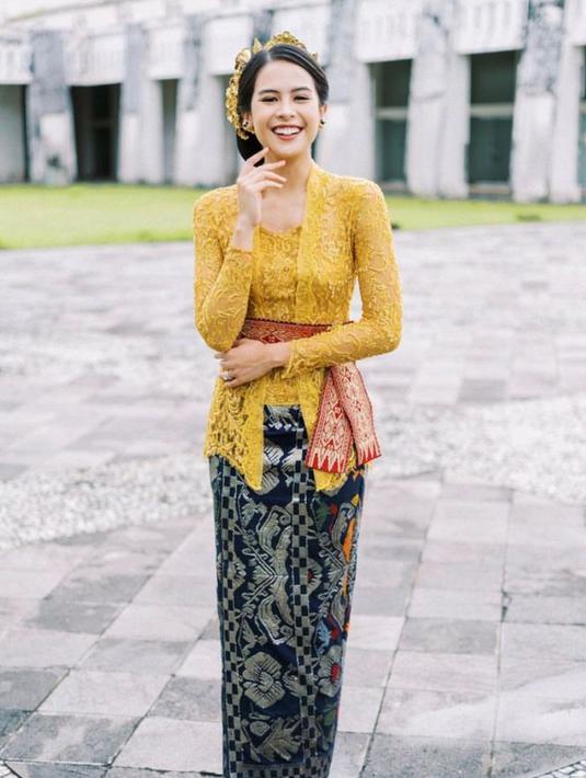 Jadi juru bicara di KTT G20, Maudy Ayunda tampil cantik pakai kebaya Bali rancangan Didiet Maulana.