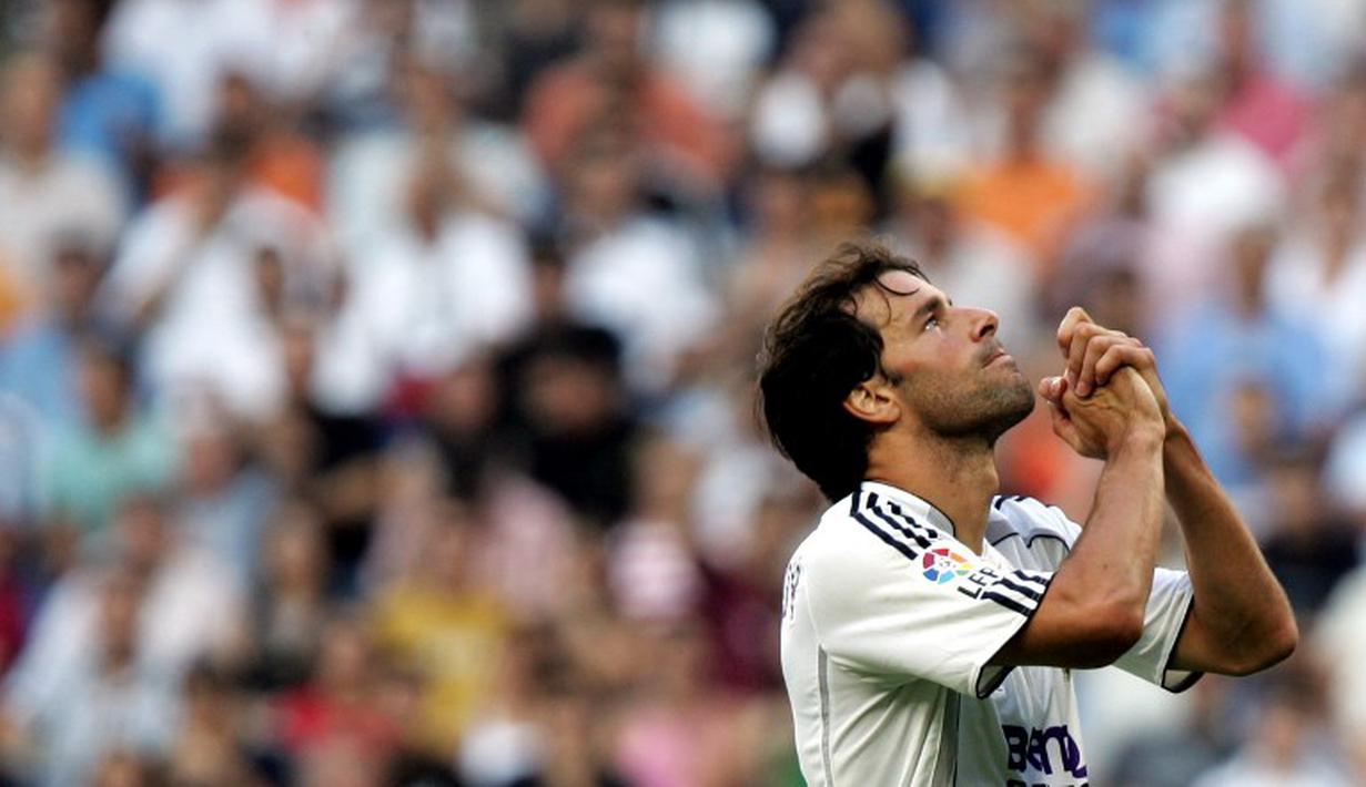 Penyerang Real Madrid Ruud Van Nistelrooy tampil pada pertandingan Liga Spanyol melawan Villareal di Stadium Santiago Bernabeu, Spanyol, Minggu (27/8/2006). (AFP)