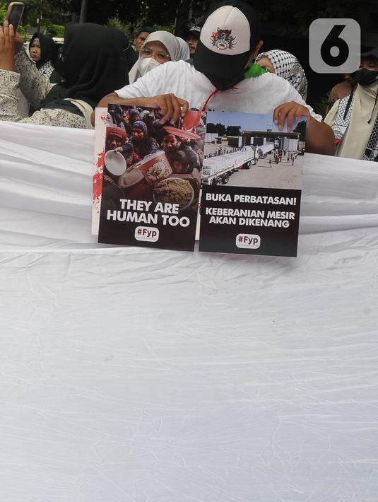 Dalam aksinya, mereka mendesak pemerintah Mesir membuka jalur untuk bantuan kemanusiaan di Rafah. (merdeka.com/Imam Buhori)
