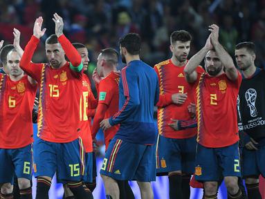 Para pemain Spanyol menyapa suporter usai melawan Maroko pada laga grup B Piala Dunia di Stadion Kaliningrad, Kaliningrad, Senin (25/6/2018). Kedua negara bermain imbang 2-2. (AFP/Patrick Hetrzog)