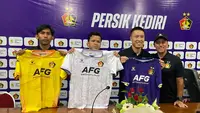 Arthur Irawan, Yusuf Meilana, dan Bayu Otto memperkenalkan jersey yang bakal dipakai Persik di BRI Liga 1 2023/2024.(Bola.com/Gatot Sumitro)