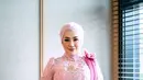 Reza Artamevia sang ibunda Aaliyah pun mengenakan kebaya brokat tertutup berkerah tinggi dengan aksen puff di lengan. Kebaya yang dibuat oleh Dea Febrinda ini dipadukan selendang fuschia, kerudung warna senada, dan bawahan kain batik coklat. [@deafebrindagallery]