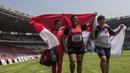 Atlet tolak peluru Indonesia, Suparniyati, bersama Tiwa melakukan selebrasi usai meraih medali emas dan perak Asian Para Games 2018 di SUGBK, Jakarta, Senin (8/10/2018). (Bola.com/Vitalis Yogi Trisna)