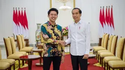Berkat kepeduliannya terhadap budaya nasional, membuat Bayu Skak diundang Presiden Joko Widodo ke Istana Negara. Saat bertemu dengan Jokowi, pria berusia 26 tahun ini dengan kerennya memakai batik dan bersalaman dengan Jokowi. (Liputan6.com/IG/@moektito)