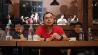 Pemilik baru Persis Solo, Vijaya Fitriyasa (merah) saat menggelar jumpa pers di Alila Hotel, Solo, Minggu (16/9/2019). (Bola.com/Vincentius Atmaja)