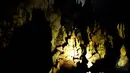 Goa Bagong memiliki kedalaman sekitar 50 meter. Goa ini mempunyai stalagnit dan stalagtit yang unik menyerupai candi, Jawa Barat , Sabtu (17/5/2015). (Liputan6.com/Andrian M Tunay)