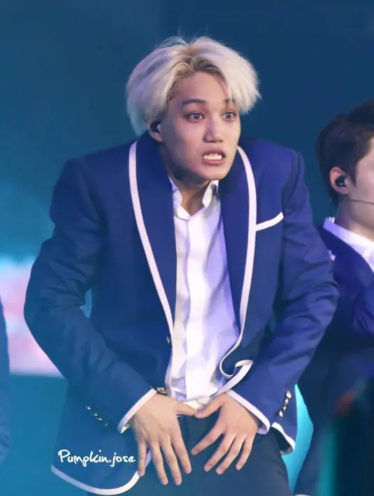 Saat di atas panggung, Kai EXO selalu tampil menawan. Akan tetapi ia tertangkap kamera saat ekspresinya seperti ini. Kira-kira Kai masih terliaht tampan tidak? (Foto: koreaboo.com)