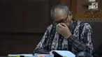 Terdakwa perkara merintangi penyidikan dugaan korupsi E-KTP dengan tersangka Setya Novanto, Bimanesh Sutarjo saat mengikuti sidang lanjutan di Pengadilan Tipikor, Jakarta, Senin (16/4). Sidang mendengar keterangan saksi. (Liputan6.com/Helmi Fithriansyah)