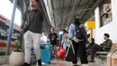 Sementara sisanya, turun di stasiun-stasiun lainnya seperti Jatinegara, Bekasi, Karawang, Cikarang, dan Cikampek. (Liputan6.com/Herman Zakharia)